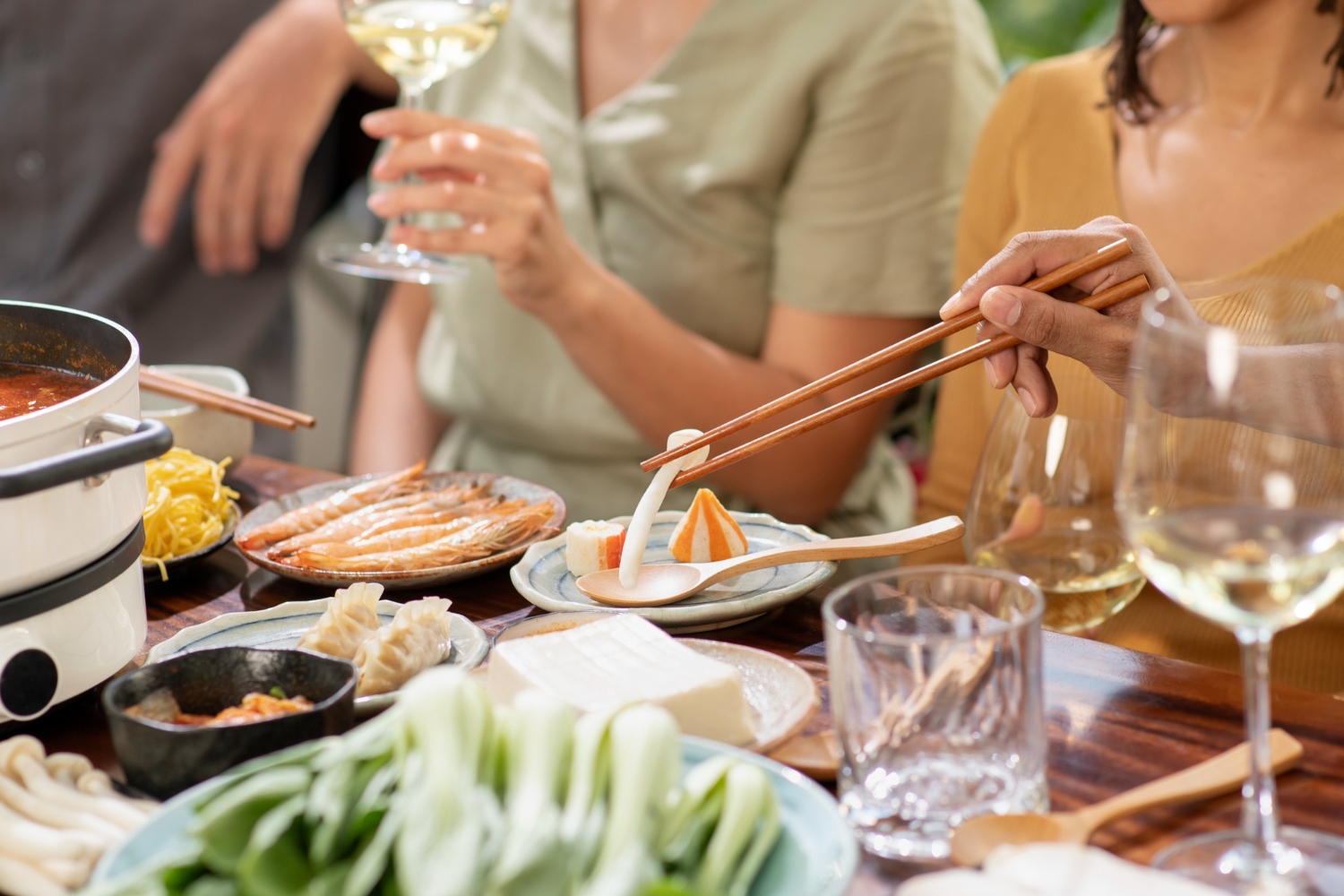 聚餐火鍋大吃大喝，容易造成腸胃負擔